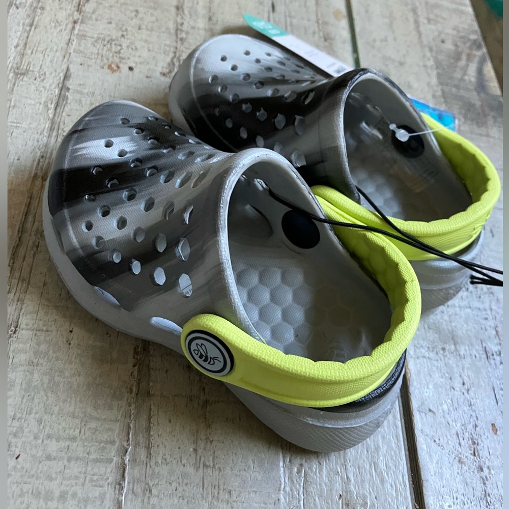 NWT Croc size 4/5. UK 20, 12-24mo old US size Joybees.